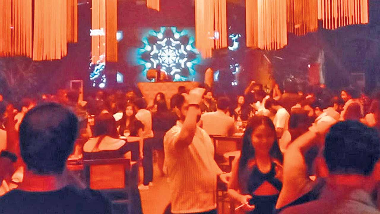 మందేస్తూ.. చిందేస్తూ.. రాత్రయితే చాలు..