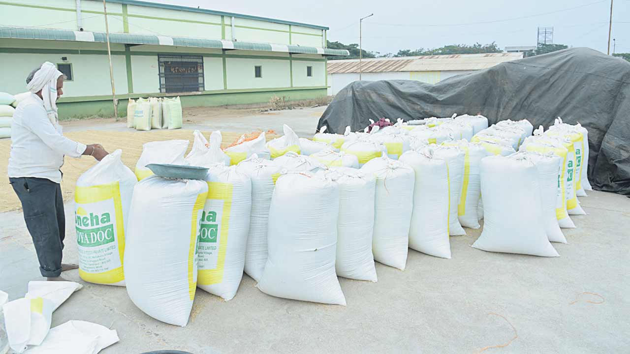 అదును దాటినా..