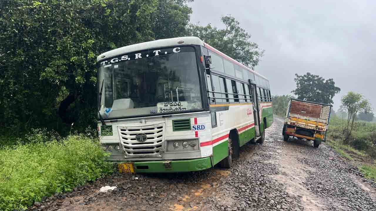 RTC Bus | రోడ్డు నిర్మాణ పనుల్లో నిర్లక్ష్యం.. అదుపు తప్పి గుంతలోకి ఆర్టీసీ బస్సు..!