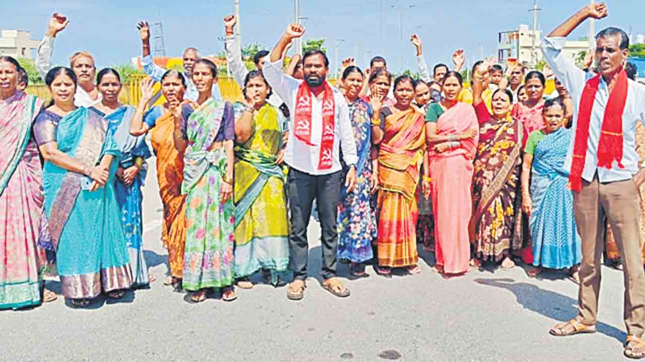 ఆర్టీసీ బస్సులు ఆపాలని ఆందోళన