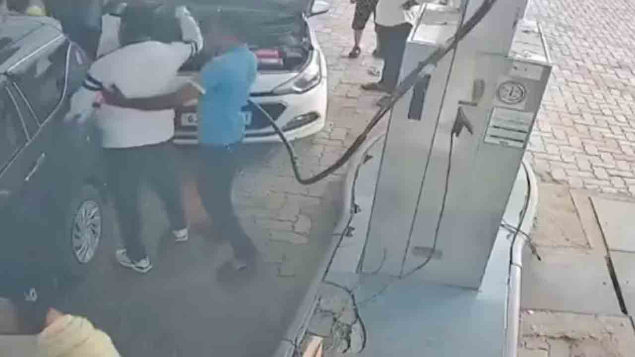 Watch: తన కారుకు ఇంధనం నింపనందుకు.. పెట్రోల్‌ బంకు సిబ్బందిపై అధికారి దాడి