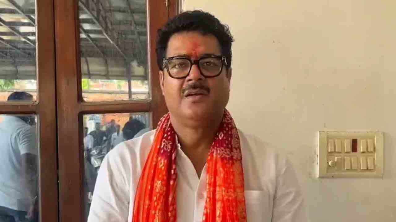 Viral news | రన్నింగ్ ఫ్లైట్లో బూతు దండకం.. ప్రశ్నించిన ఎమ్మెల్యేను నెట్టేసిన ప్యాసింజర్.. లక్నోలో అరెస్ట్..!