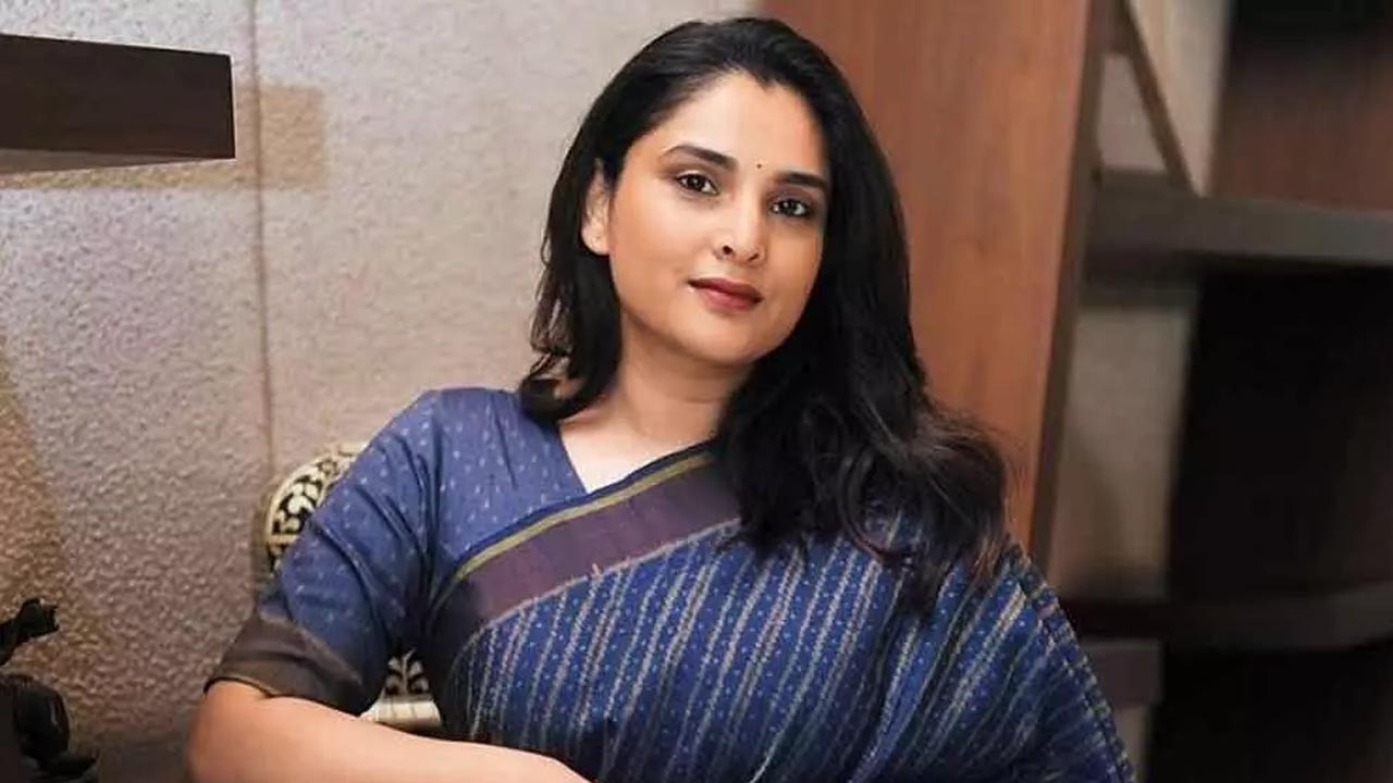 Actress Ramya | నటి రమ్య కేసు.. 380 పేజీలతో దర్శన్‌ అభిమానులపై చార్జిషీట్‌ దాఖలు చేసిన పోలీసులు..