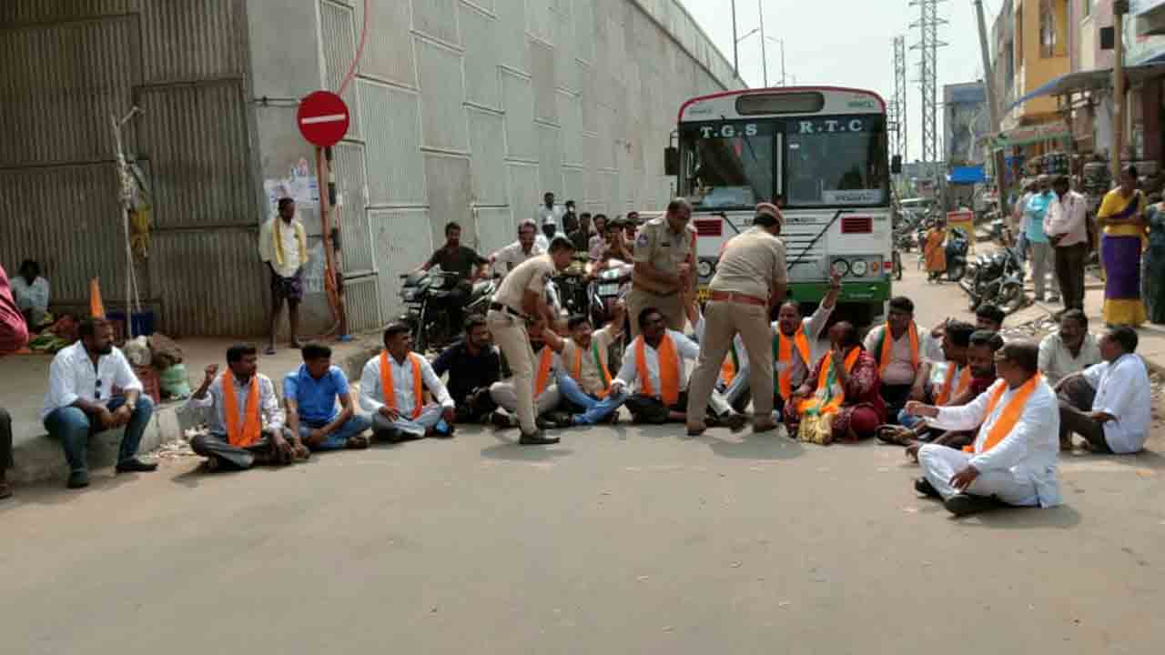 BJP Protest | బీజేపీ నాయకుడు ఆత్మహత్య కారకులను శిక్షించాలని రాస్తారోకో