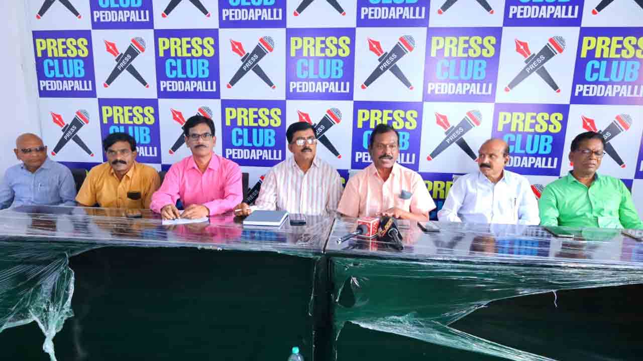 Retired employees | రిటైర్డ్ ఉద్యోగుల జీవితాలతో చెలగాటమాడుతున్న ప్రభుత్వం : జిల్లా అధ్యక్షుడు కొహెడ చంద్రమౌళి