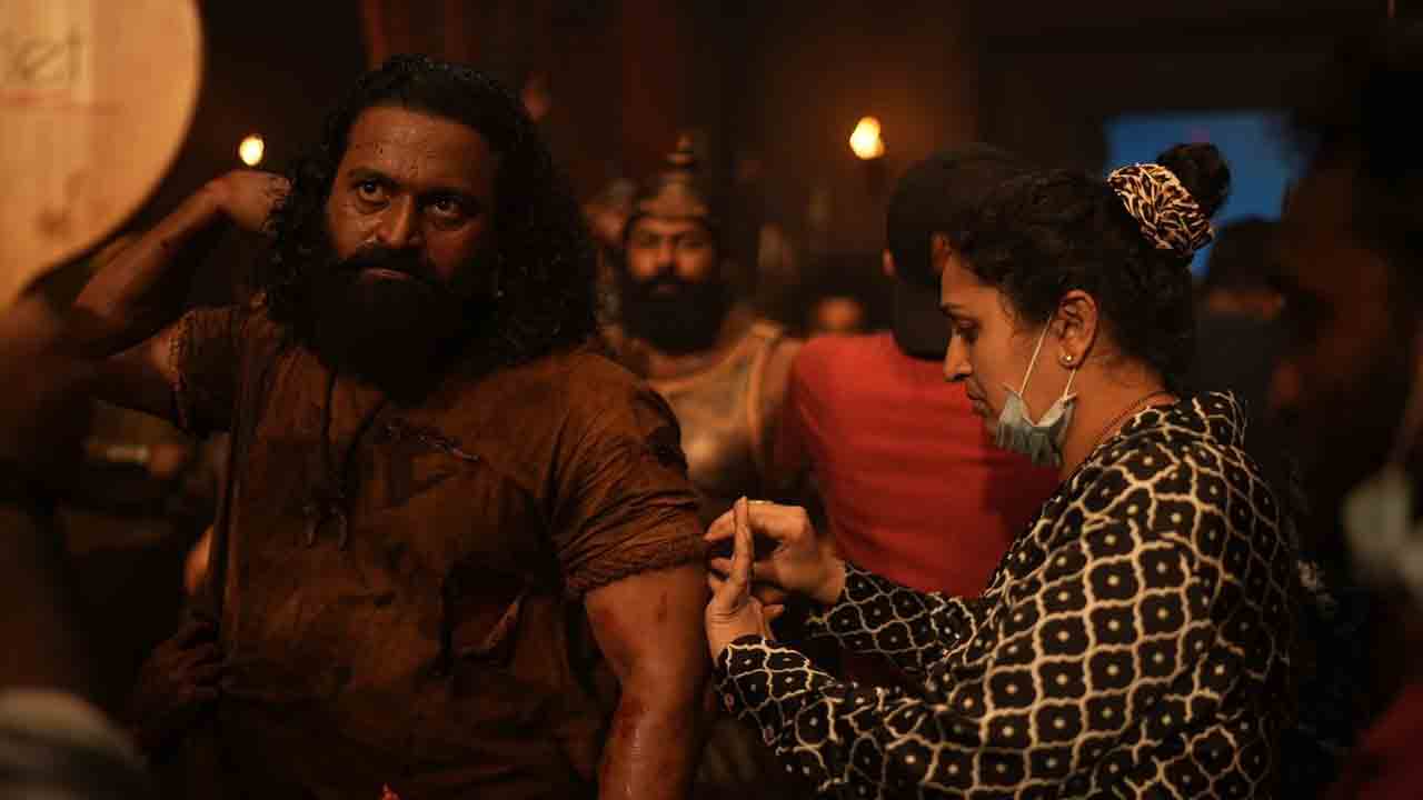 Pragathi Rishab Shetty | ‘కాంతార చాఫ్ట‌ర్ 1’ కోసం రిష‌బ్ శెట్టి భార్య ఎంత‌ క‌ష్ట‌ప‌డిందో చూశారా.. ఫొటోలు.!