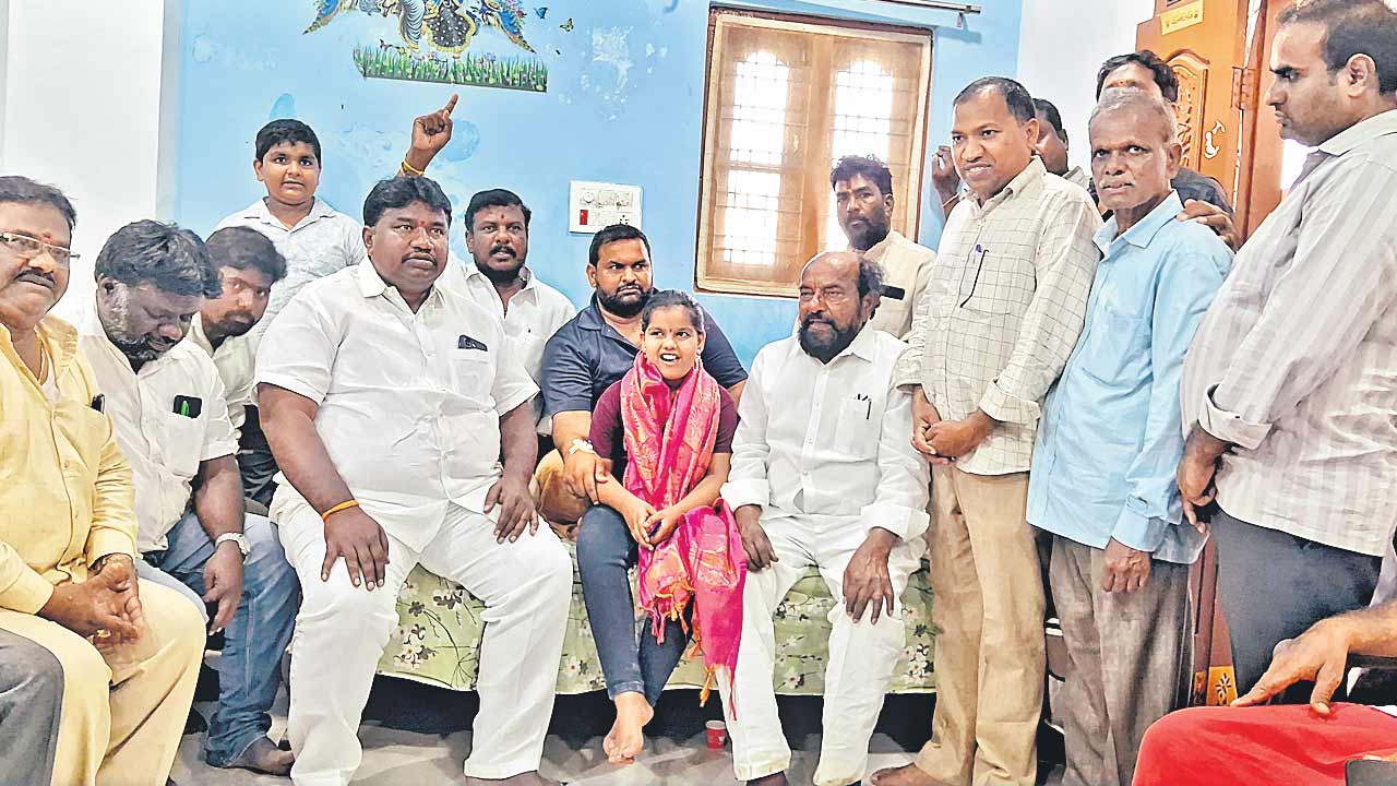 బీసీలకు రిజర్వేషన్లు రాకుండా కాంగ్రెస్‌ కుట్ర