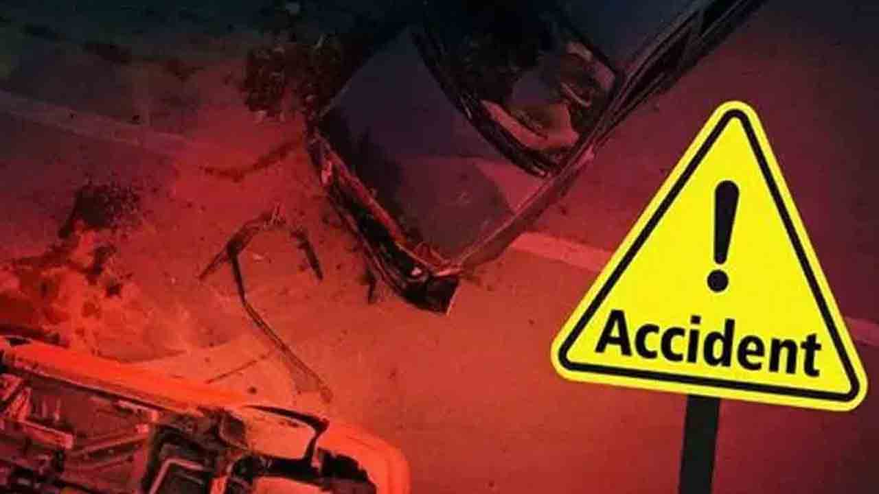 Road accident | వేగంగా వచ్చి బైకును ఢీకొట్టిన కారు.. చిన్నారికి గాయాలు, తండ్రి మృతి..!