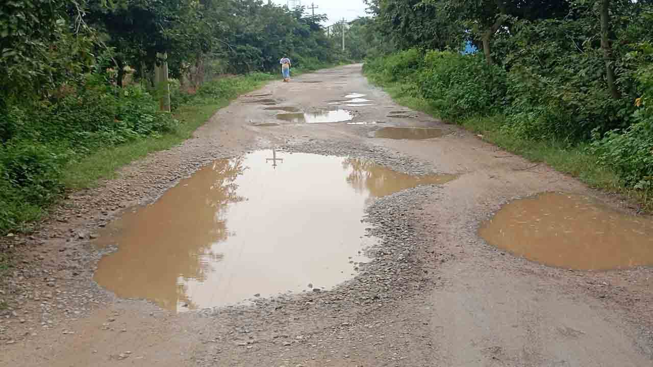 Roads Damage | గ్రామాల్లో ఈ రోడ్లపై నడవాలంటే నరకయాతనే.. పట్టించుకోని అధికారులు