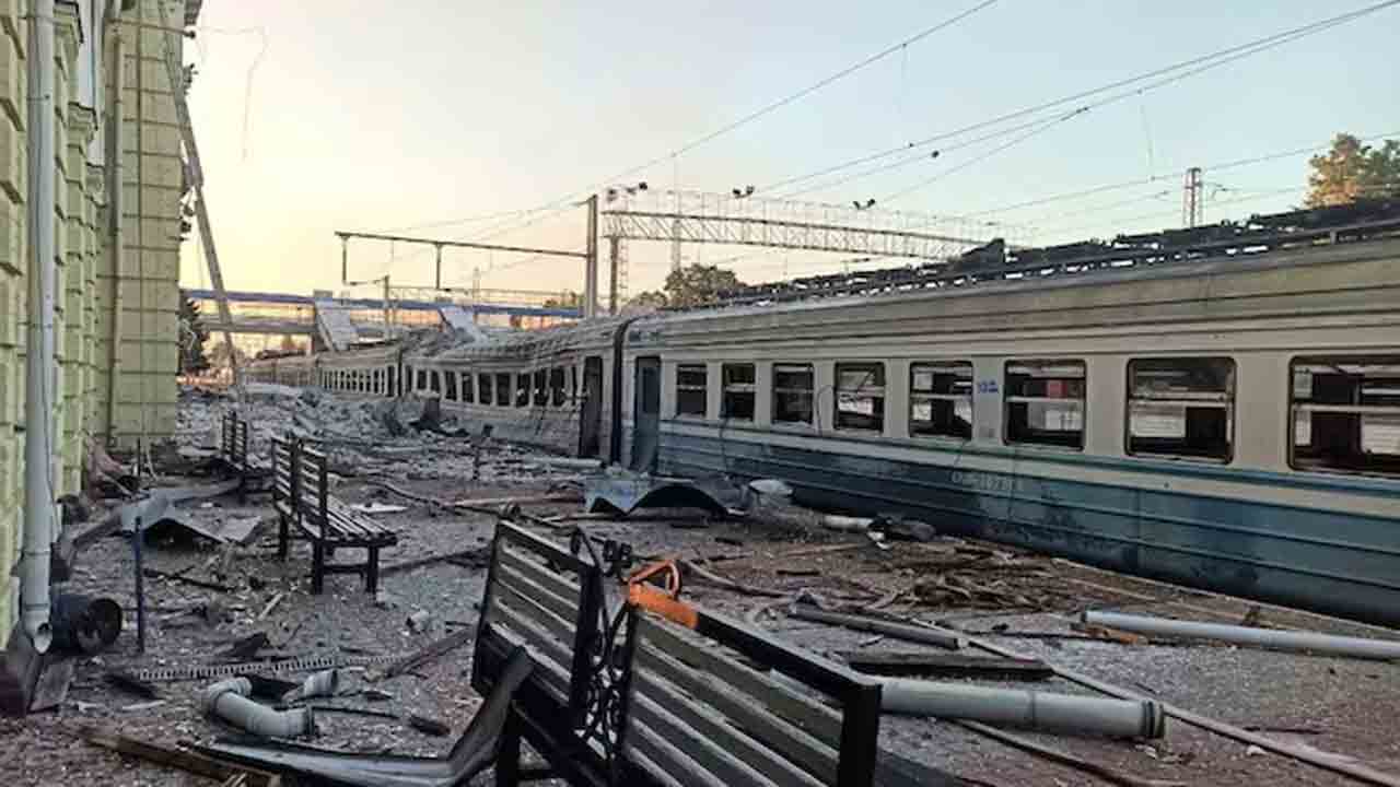 Russian Airstrike | కీవ్పై విరుచుకుపడిన రష్యా.. ప్యాసింజర్ రైలును తాకిన డ్రోన్..VIDEO