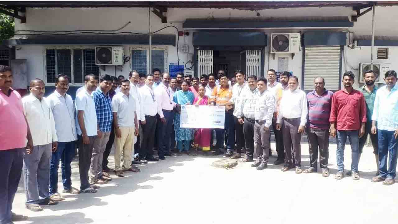 Insurance Cheque | ఎస్‌బీఐ ప్రమాద బీమా చెక్కు అందజేత