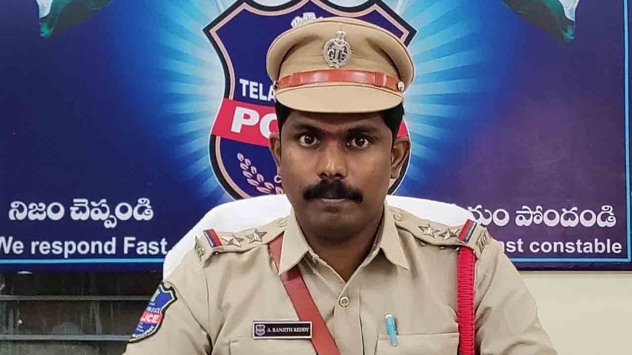 SI Ranjithkumar | నీటి బకెట్ దగ్గర ఉంచుకోవాలి.. టపాకాయలు కాల్చేటప్పుడు తీసుకోవాల్సిన జాగ్రత్తలపై ఎస్ఐ రంజిత్ కుమార్