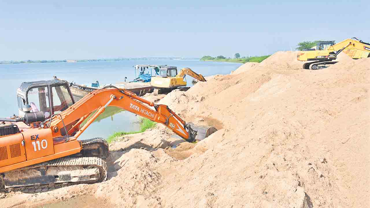 నా అనుమతి లేకుండా ఇసుక తరలిస్తారా..?