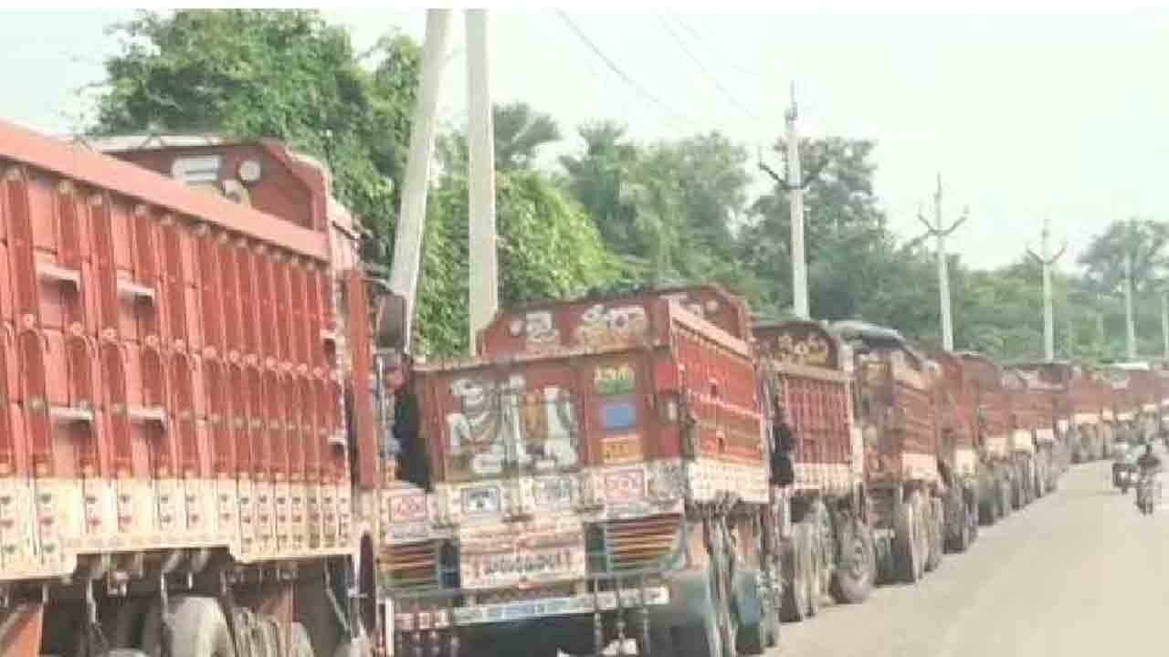 ఇసుక లారీల దండయాత్ర..