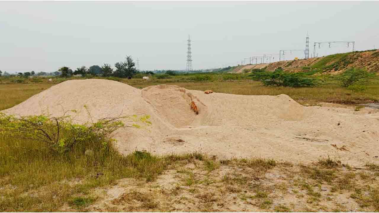 Indiramma Houses | ఇందిరమ్మ ఇళ్ల పేరుతో అడ్డగోలుగా ఇసుక దోపిడీ..కాసులకు కక్కుర్తిపడి పర్మిషన్లు