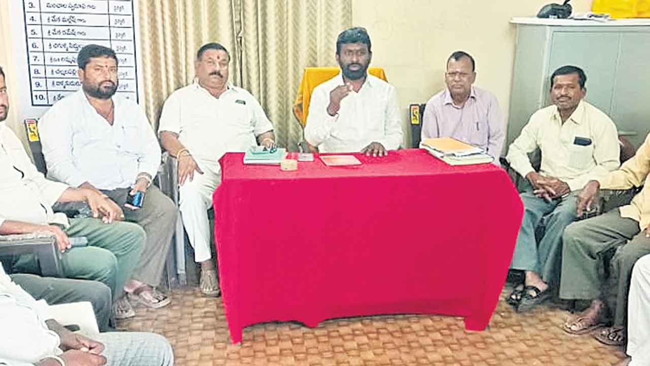 పాడి రైతులకు చైర్మన్‌ క్షమాపణ చెప్పాలి