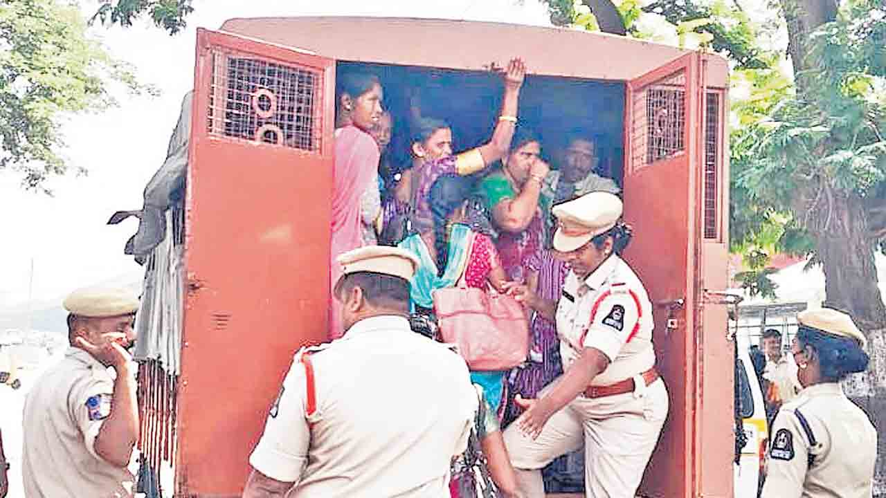 సెర్ప్‌ కార్యాలయ ముట్టడి ఉద్రిక్తం.. వేతనాలు పెంచాలని ఐకేపీ వీవోఏ జేఏసీ ఆందోళన