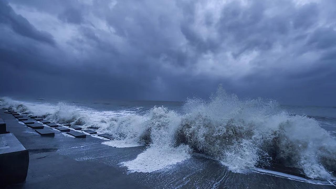 Cyclone Montha | అంతర్వేది పాలెం వద్ద తీరాన్ని తాకిన మొంథా.. మరికొద్ది గంటలు తుపాను ప్రభావం..!