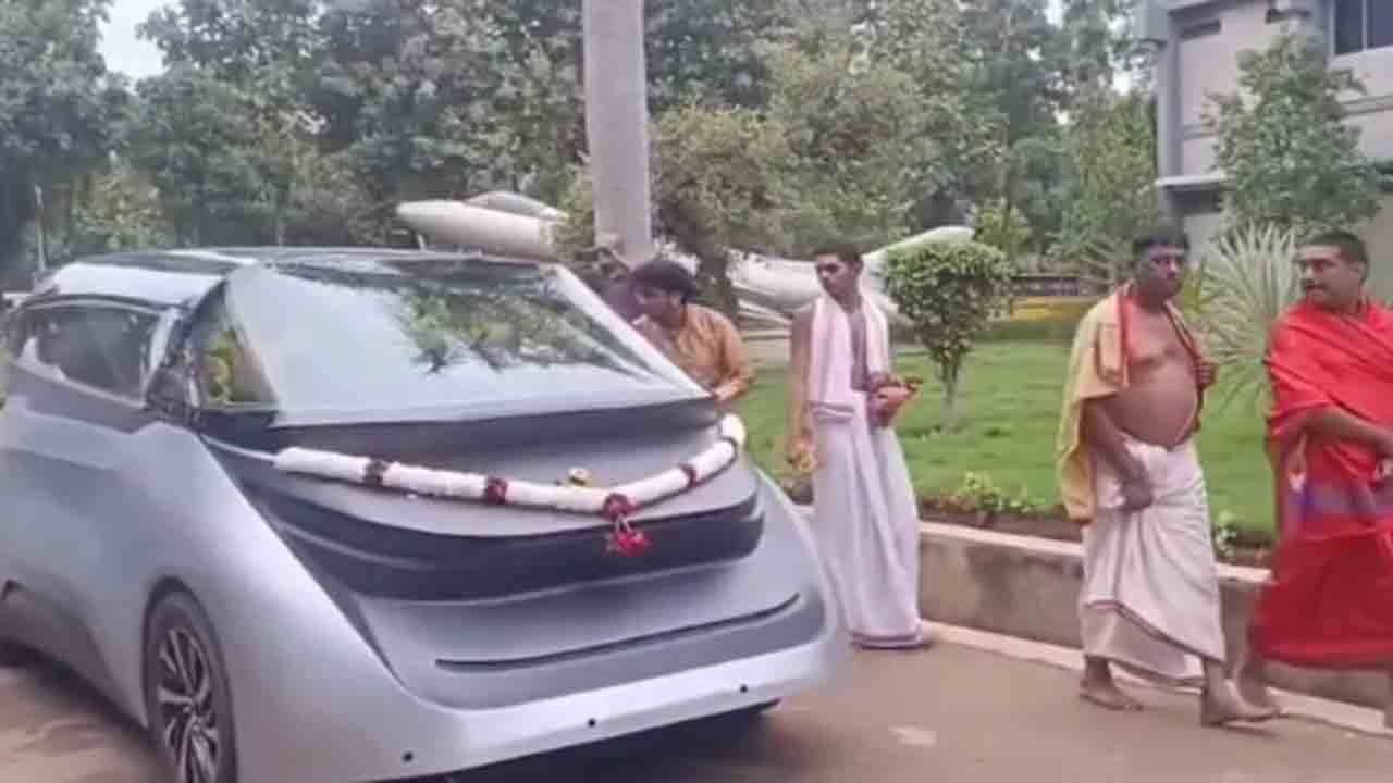 Watch: ఆసక్తి రేపుతున్న డ్రైవర్లెస్ కారు.. వీడియో వైరల్