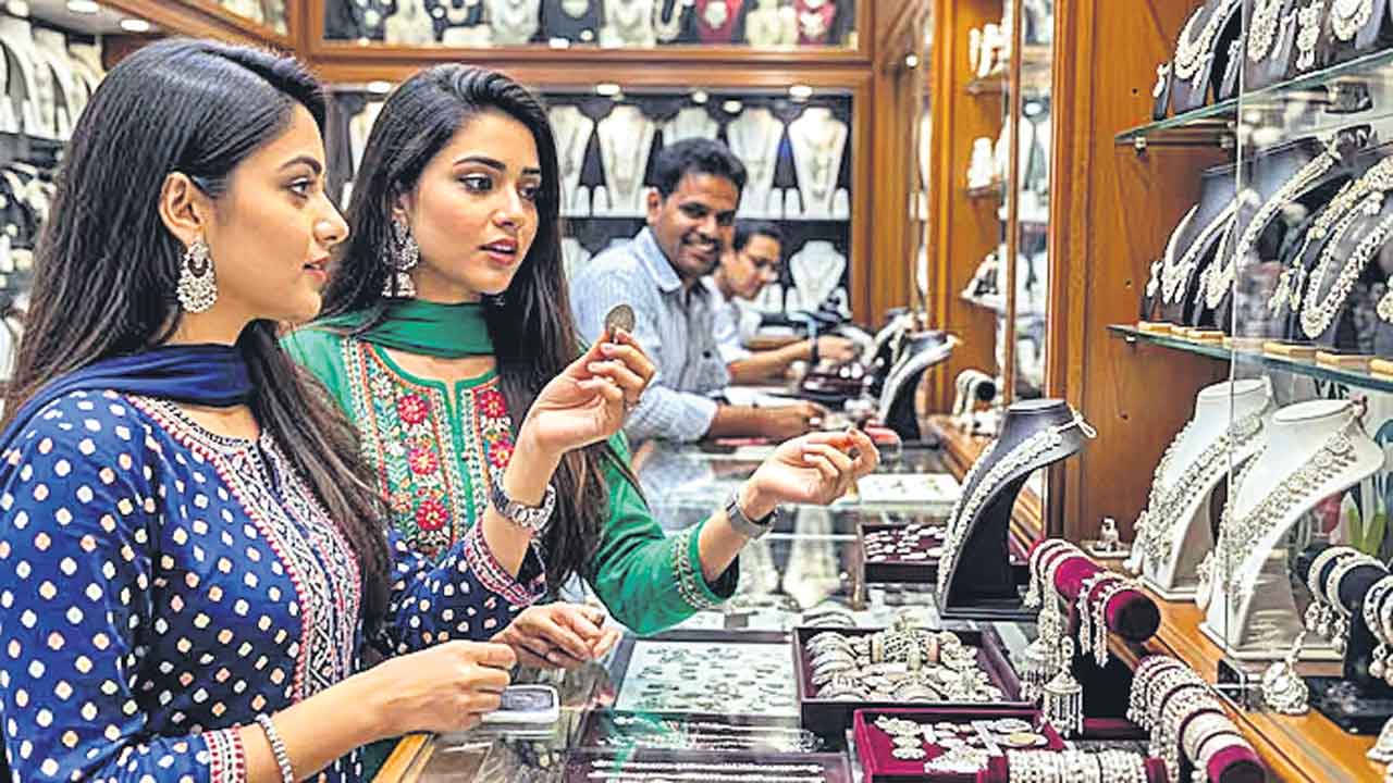 Gold Price | మళ్లీ పెరుగుతున్న బంగారం ధరలు.. ఇప్పుడే కొందామా.. ఇంకా ఆగుదామా..?