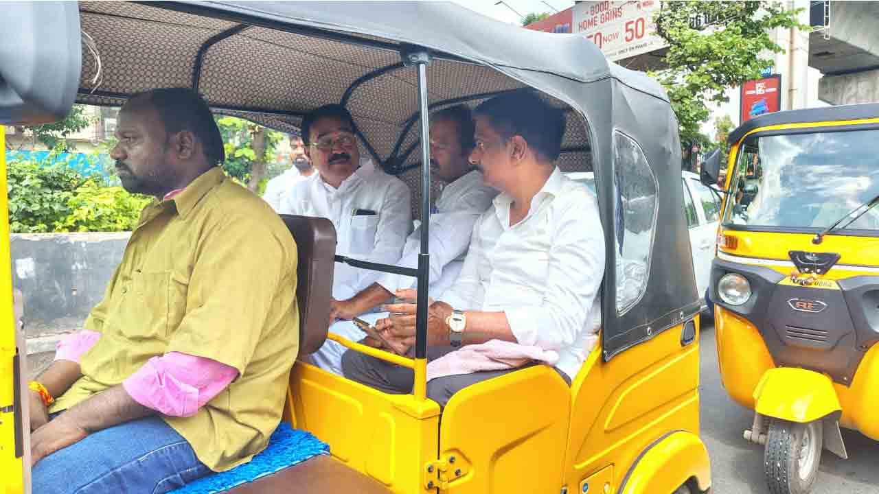 ఆటో డ్రైవర్ల జీవితాలను ఆగం చేసిండ్రు