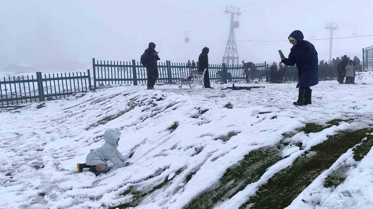 Snow | మంచు అందాలతో పర్యాటకులను ఆహ్వానిస్తోన్న గుల్మార్గ్.. ఫొటోలు వైరల్