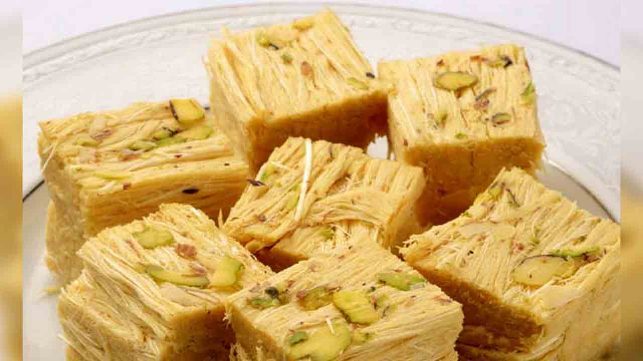 Soan Papdi | దీపావ‌ళికి గిప్ట్‌గా సోన్ పాపిడి డ‌బ్బా.. కంపెనీ గేట్ ముందు విసిరి ప‌డేసిన ఉద్యోగులు.. వీడియో