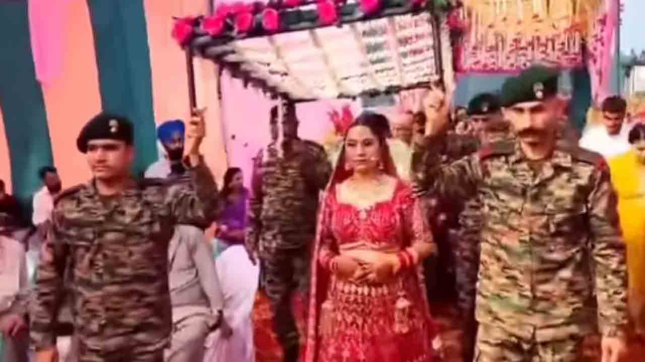 Watch: పెళ్లిలో సోదరుడి పాత్ర పోషించిన సైనికులు.. విధుల్లో మరణించిన వధువు అన్న   లోటు తీర్చారు