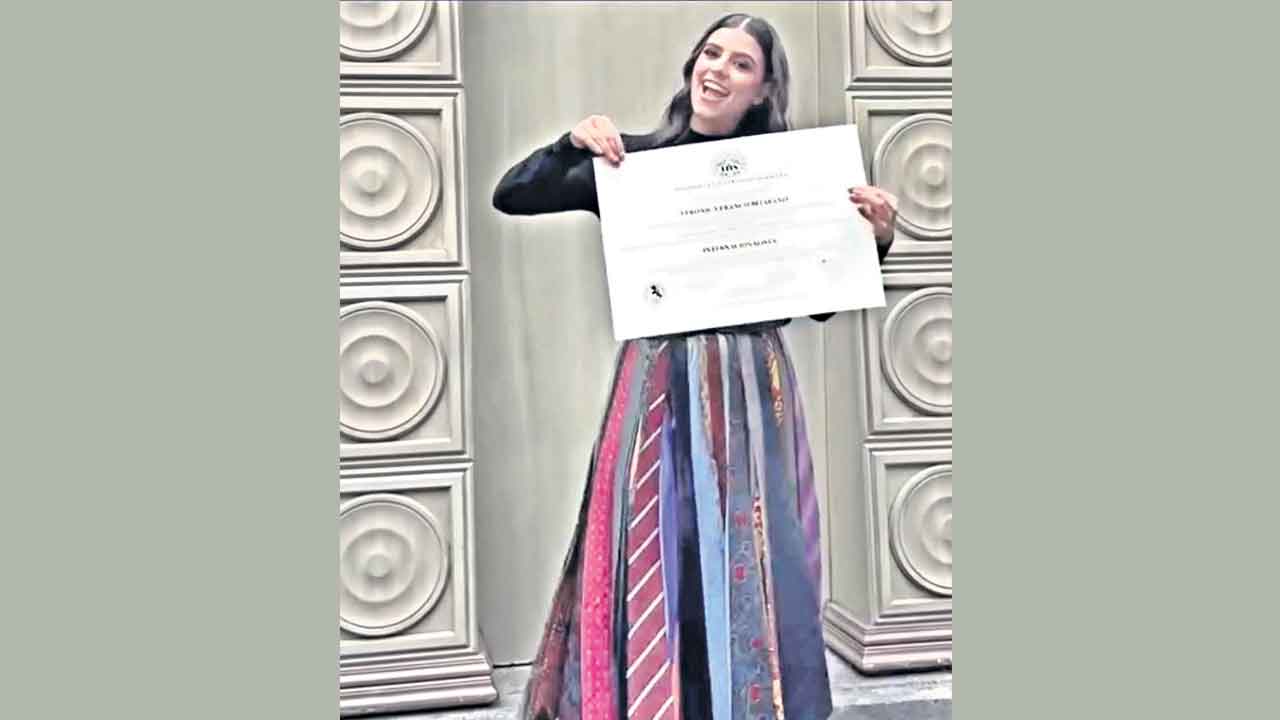 తండ్రి టైలతో స్కర్టు!