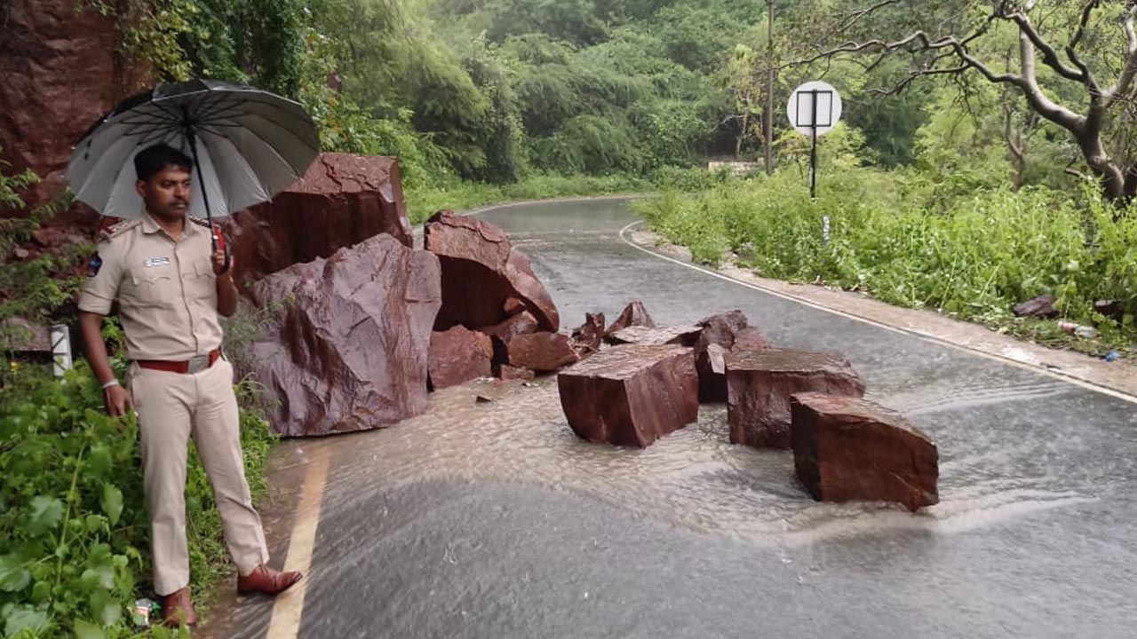 Srisailam | మెట్లమార్గంలో విరిగిపడ్డ కొండచరియలు.. మూడు దుకాణాలు ధ్వంసం