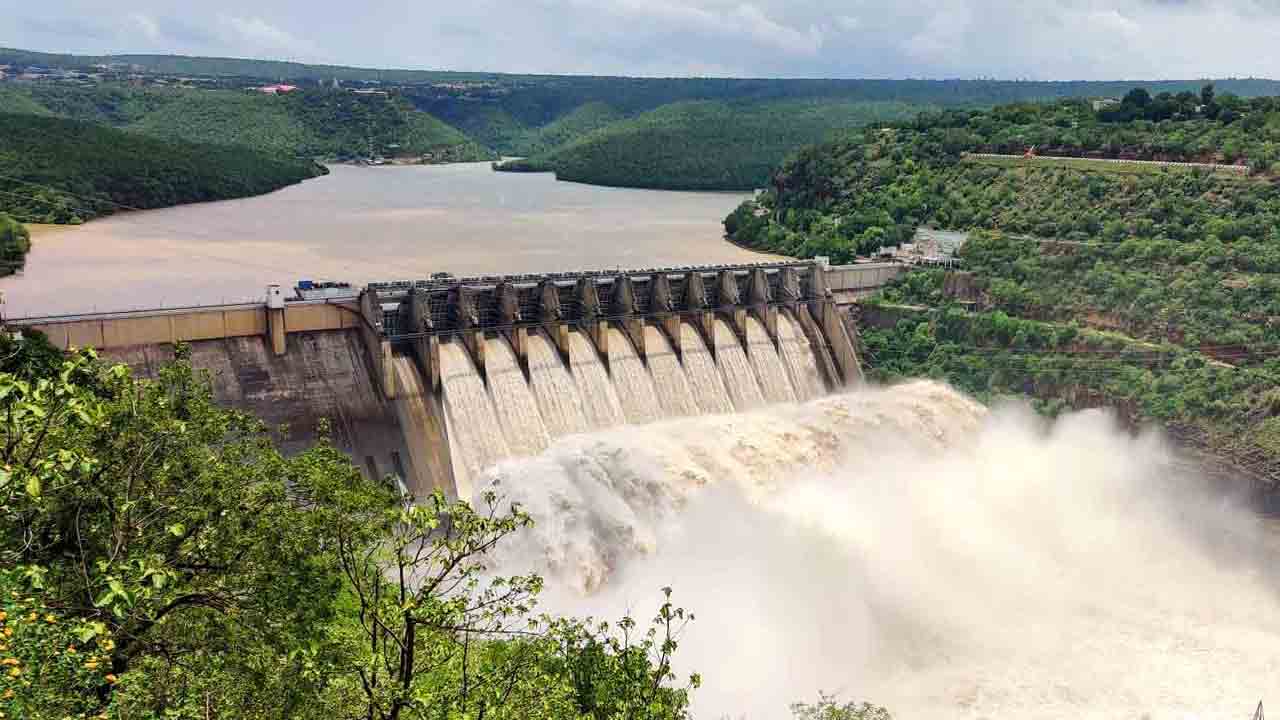 Srisailam reservoir | శ్రీశైలం ప్రాజెక్టుకు క్రమంగా తగ్గుతున్న వరద