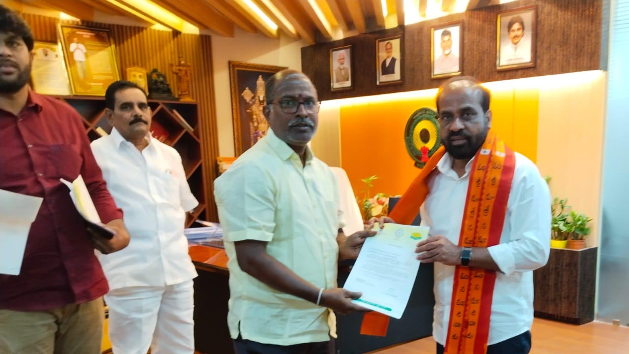 Srisailam | రూ.2లక్షల సీఎంఆర్‌ఎఫ్‌ చెక్‌ అందజేసిన వైద్యారోగ్యశాఖ మంత్రి