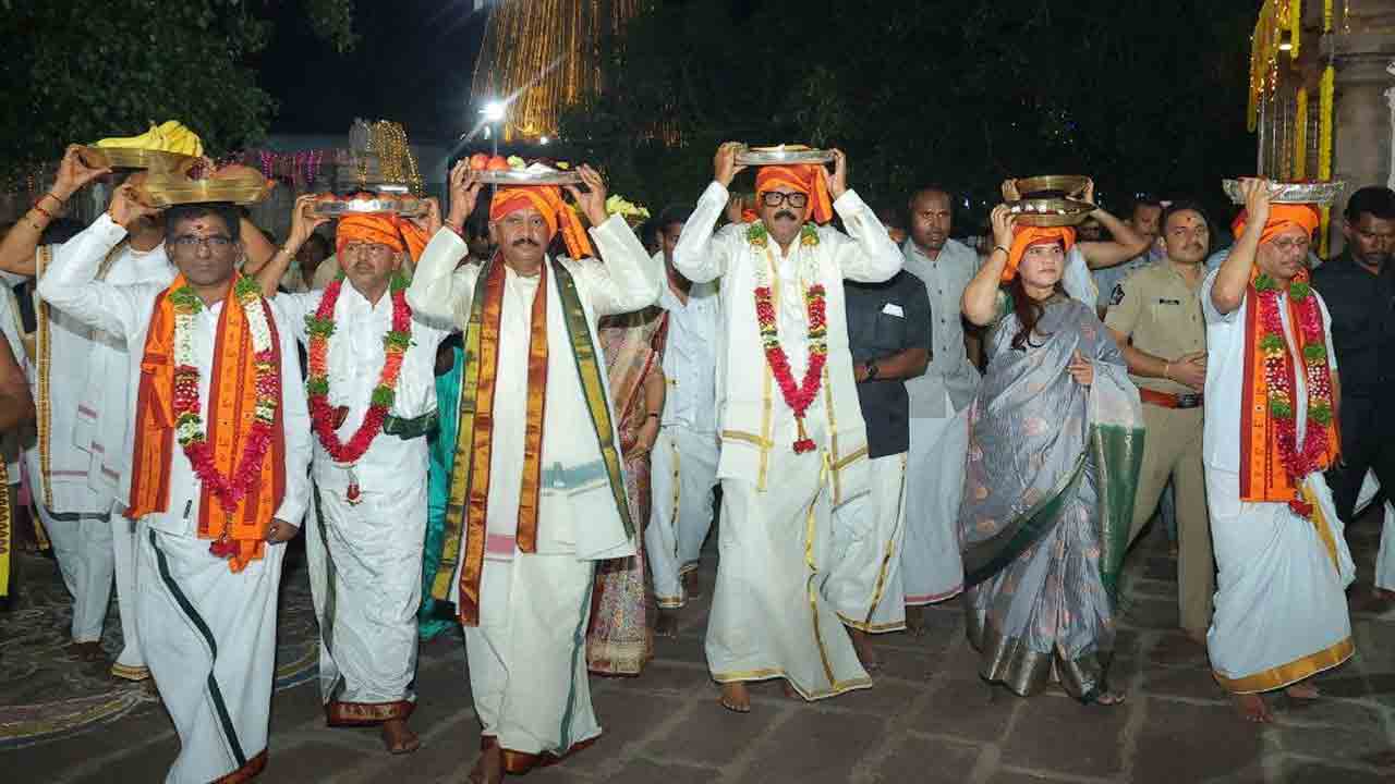 Srisailam Temple | శ్రీశైలం మల్లికార్జునస్వామి అమ్మవార్లకు పట్టు వస్త్రాల సమర్పణ