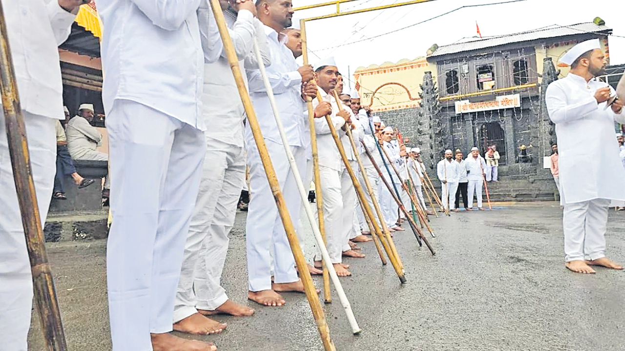 తొమ్మిదొద్దులూ.. నిలబడే భక్తులు!