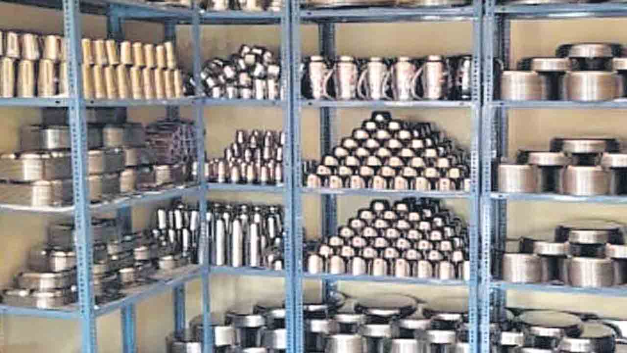 భారంగా స్టీల్‌బ్యాంకుల నిర్వహణ