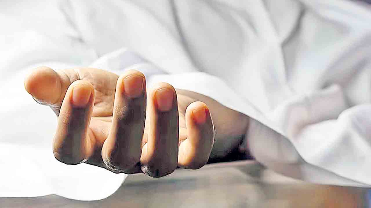 టీచర్‌ కొట్టాడని.. ఆయన భార్య, పిల్లలను చంపిన విద్యార్థులు