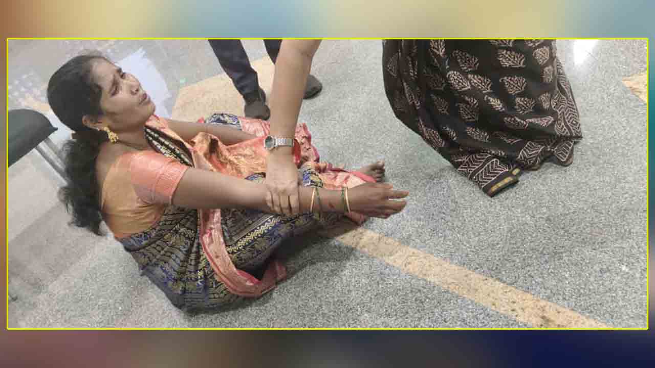 Suicide Attempt | ఇందిరమ్మ ఇంటి కోసం మహిళా ఆత్మహత్యా యత్నం