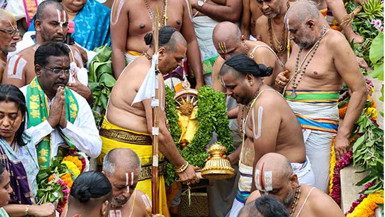 Tirumala | తిరుమల పుష్కరిణిలో ఘనంగా చక్రస్నానం