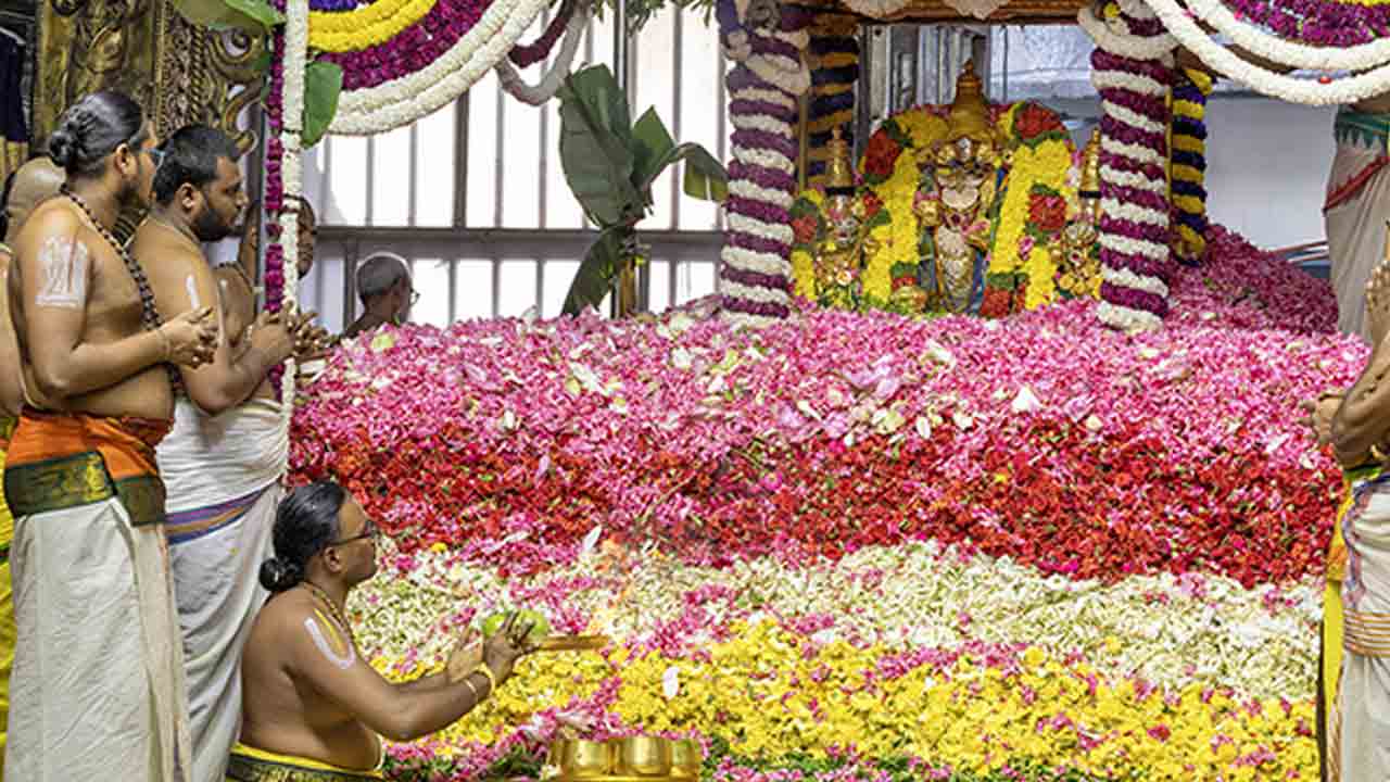 Tirumala | తిరుమలలో వైభవంగా ఊరేగింపు.. స్వామివారికి 9 టన్నుల పుష్పాలతో యాగం