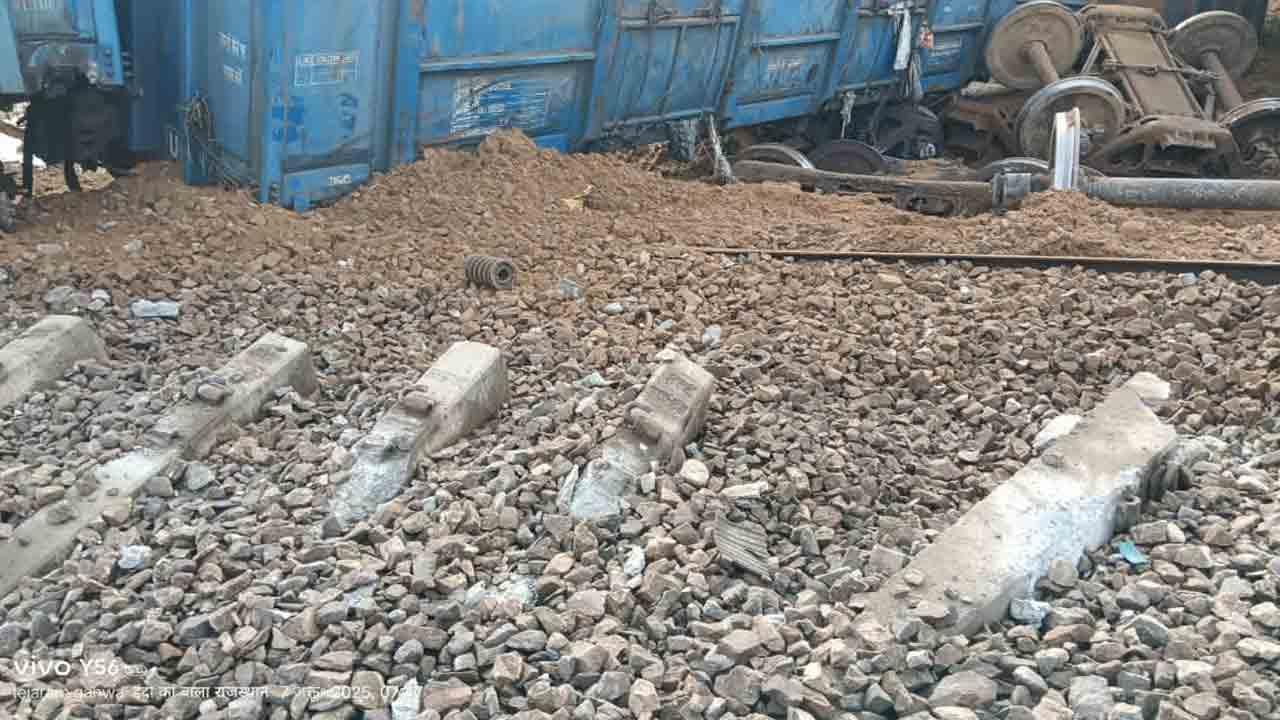 Goods train | గూడ్స్‌ రైలు పట్టాలు తప్పిన ప్రాంతంలో కొనసాగుతున్న ట్రాక్‌ పునరుద్ధరణ పనులు.. Video