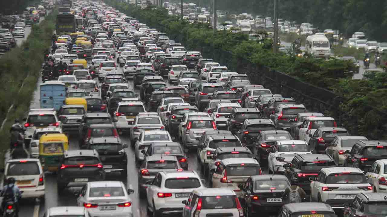 Massive Traffic Jam | భారీ ట్రాఫిక్‌ జామ్‌.. 12 గంటలుగా చిక్కుకుపోయిన 500 మంది విద్యార్థులు