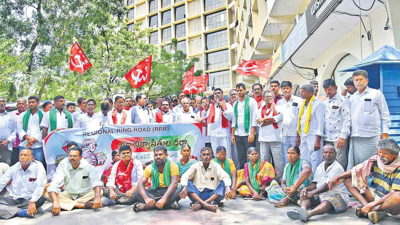 కదంతొక్కిన ట్రిపుల్‌ఆర్‌ భూ బాధితులు.. హెచ్‌ఎండీఏ కార్యాలయం వద్ద నిరసన