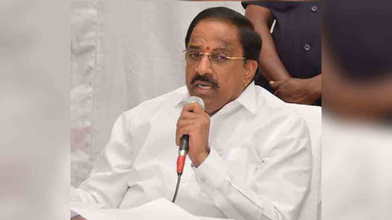 చేనేత రుణమాఫీ ఎప్పుడు?.. మంత్రి తుమ్మలకు కార్మికుల వినతిపత్రం