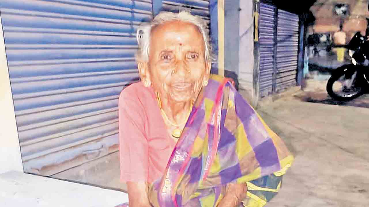 కొండగట్టులో భక్తులకు విద్యుత్తు షాక్‌