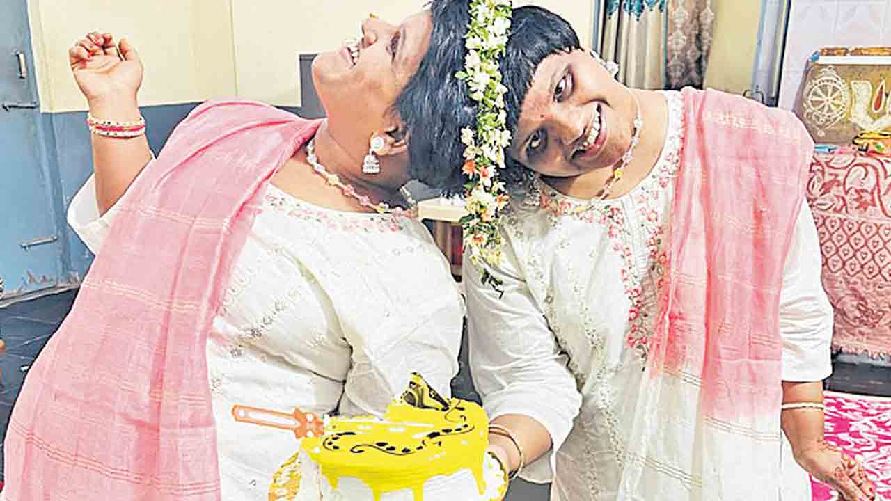 Veena Vani | వీడని బంధానికి 23 ఏండ్లు.. పుట్టినరోజు వేడుకలు జరుపుకున్న వీణ-వాణి