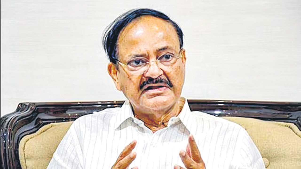 అప్పులు చేసి ఆర్థిక ఇబ్బందులు అంటారా?.. శక్తికి మించి రుణాలతో ఫ్రీ బస్సు వంటి పథకాలకు ఖర్చుచేస్తారా?.. రేవంత్ సర్కారుపై వెంకయ్య ఆగ్రహం