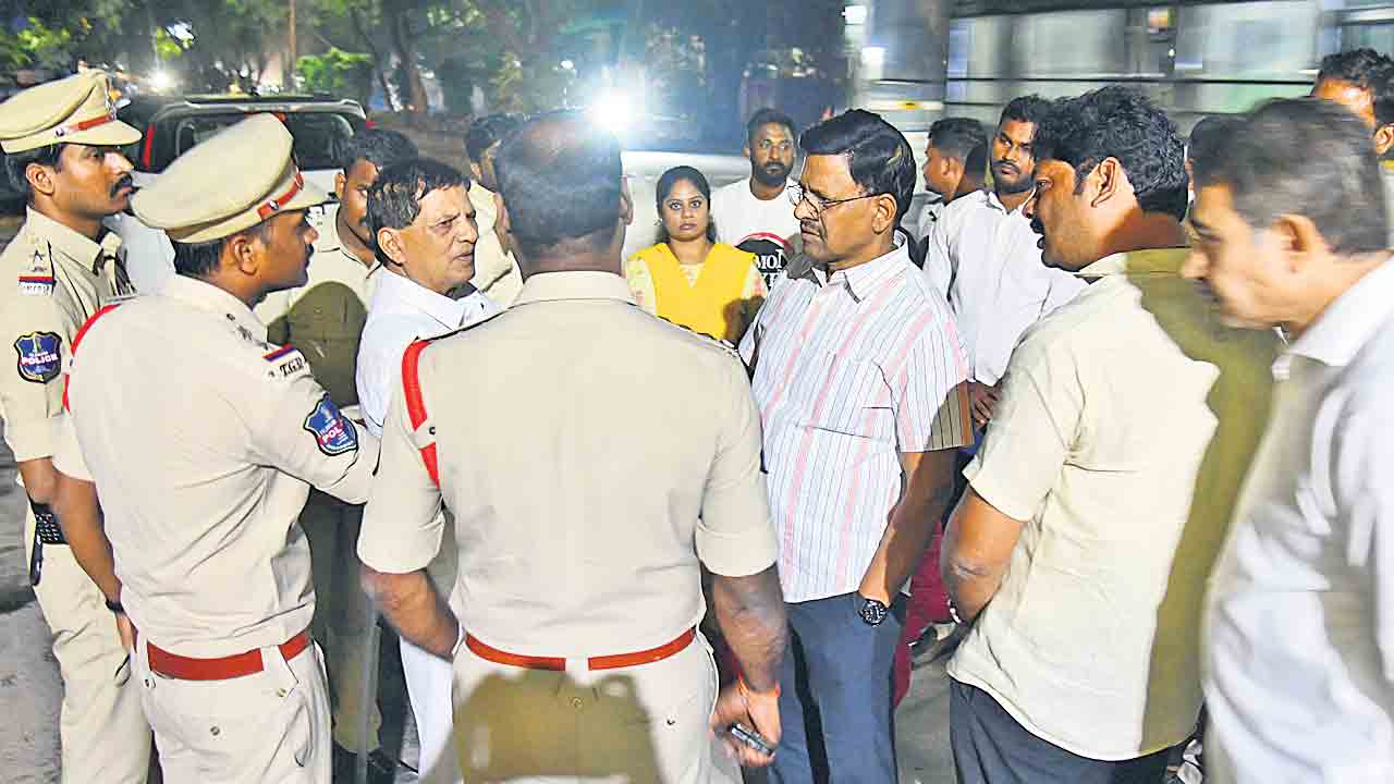 కాంగ్రెస్‌ గూండాగిరీ!.. బీఆర్‌ఎస్‌ నేతలు, కార్యకర్తలపై నవీన్‌యాదవ్‌ సోదరుడి దౌర్జన్యం