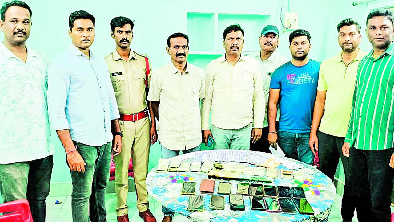 పేకాటలో పెద్దోళ్లు