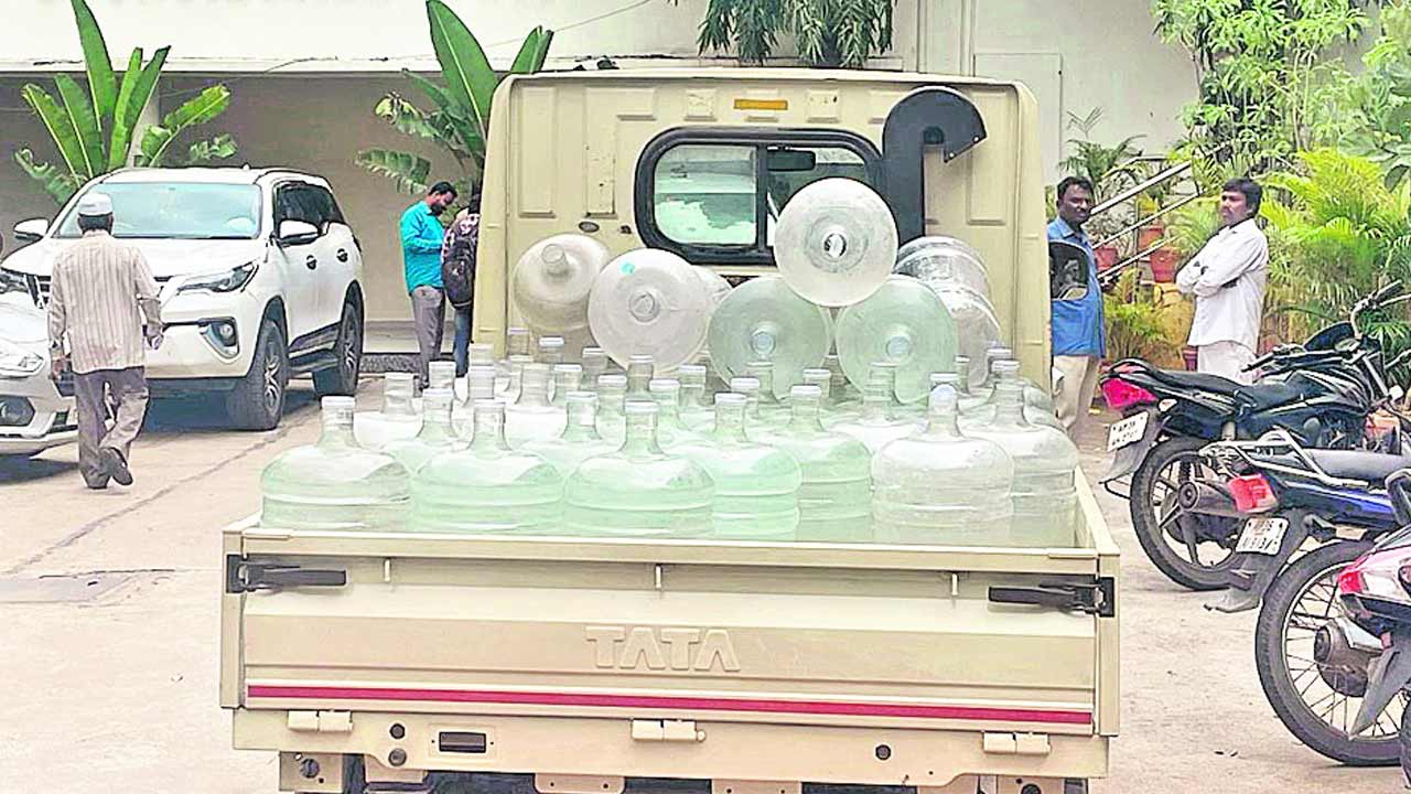 అధికారులకు మినరల్‌ వాటర్‌ ప్రజలకు మురికి నీరు