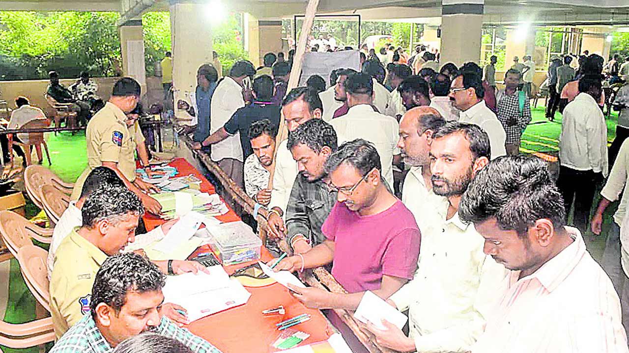 ముగిసిన మద్యం టెండర్లు